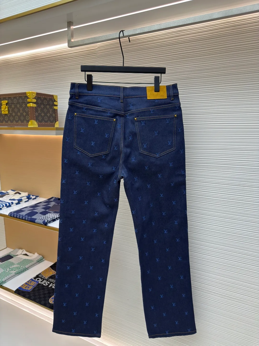 LOUIS VUITTON embroidered logo jeans ●Authentic product: purchased and developed by 15939 ●Item number: 1680014-B60 ●Fabric: denim fabric ●Technology: embroidery production ●Version: fitted version ●Weight: about 1145 grams ●Size: 30-32-34-36 ●Description: The fabric is made of 430g denim fabric, which feels breathable and comfortable after washing. Every detail is customized by YB, with matching patterns, custom hardware buttons, and leather tags that are highly restored, comparable to the original ones. It can be matched with the same style to create a fashionable look, and can be used in various occasions. Customized accessories, complete with three standards, same style for men and women!
